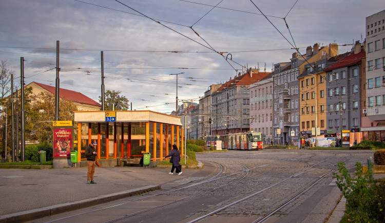 Tramvaj na Palmovce srazila ženu, která šla se dvěma dětmi. Všechny odvezli do nemocnice