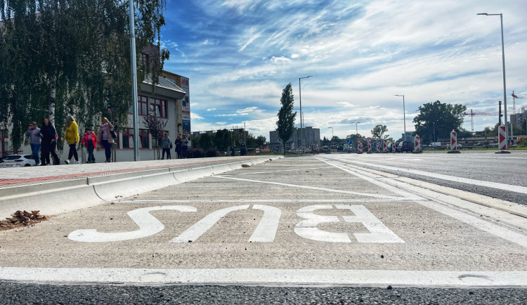 FOTO: Do části Hradecké ulice v Hradci se vrátila dneska doprava