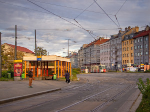 Tramvaj na Palmovce srazila ženu, která šla se dvěma dětmi. Všechny odvezli do nemocnice