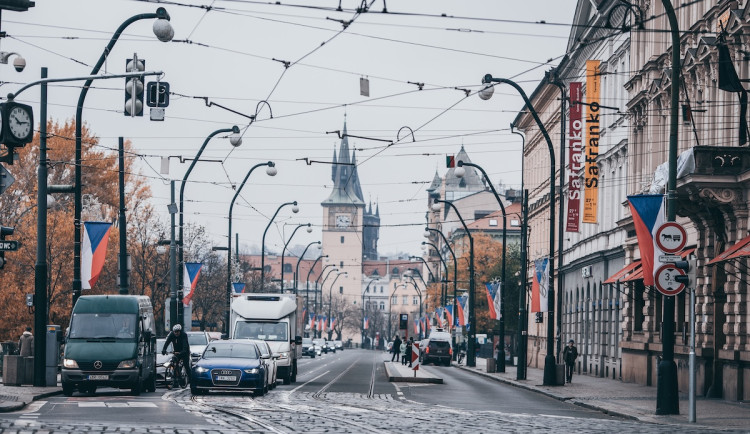 Ze sloupů trakčního vedení tramvají odstraní tři stovky nelegálních reklam. Za dopravní podnik se postavil soud