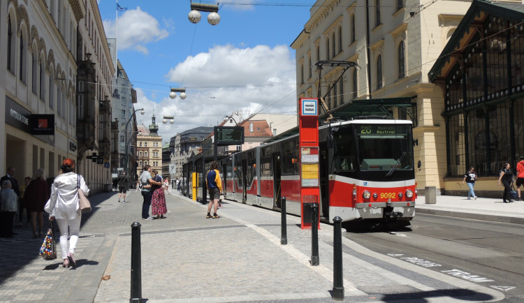 Policie kvůli nálezu munice uzavřela ulici v centru Prahy, dopravní podnik odklonil tramvaje