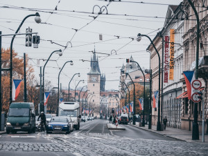 Ze sloupů trakčního vedení tramvají odstraní tři stovky nelegálních reklam. Za dopravní podnik se postavil soud