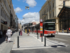 Policie kvůli nálezu munice uzavřela ulici v centru Prahy, dopravní podnik odklonil tramvaje