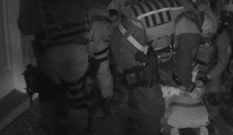 VIDEO: Konflikt v centru Prahy skončil loupeží. Muž dostal pěstí a přišel o peněženku