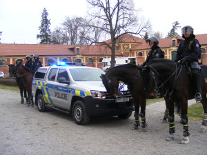 Nedělní fotbalové derby doprovodí bezpečnostní opatření. Nachystaní jsou psovodi i policisté na koních