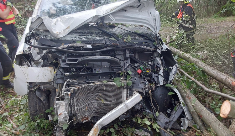 VIDEO: Autobus v plamenech či zdevastované auto na D35. Hasiči v Olomouckém kraji řešili náročné zásahy