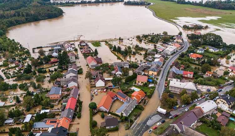 Podmáčené stromy, sesuvy půdy, ale i zvýšený výskyt potkanů. Krizový štáb má tři týdny po povodních stále napilno