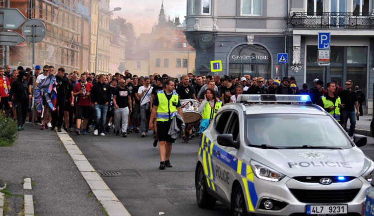 Pochod fanoušků Sparty do Vršovic se obešel bez konfliktů