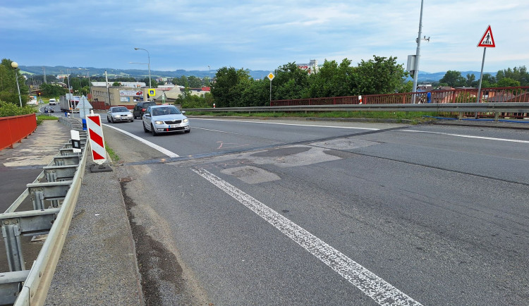 VIDEO: Most v Zábřehu prošel zatěžkávací zkouškou. Oprava zpomalí dopravu na hlavním tahu na Šumperk