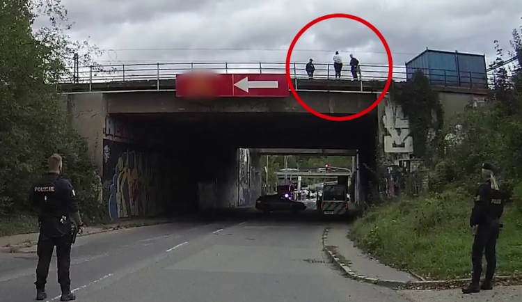 VIDEO: Žena chtěla skočit z mostu, rozmluvili jí to policisté