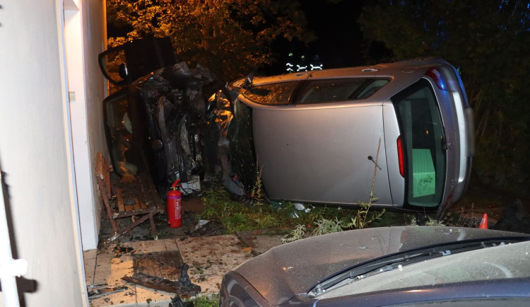 Řidič se dvěma promile vyletěl v Nových Zámcích ze zatáčky. Naboural zaparkované auto a dům