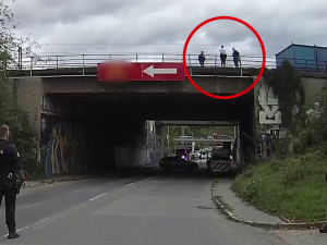 VIDEO: Žena chtěla skočit z mostu, rozmluvili jí to policisté