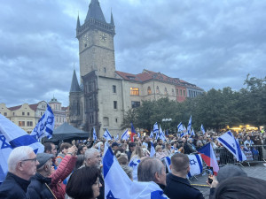 Stovky lidí si na Staroměstské náměstí připomínají výročí útoku Hamásu na Izrael. Na akci dohlíží policisté