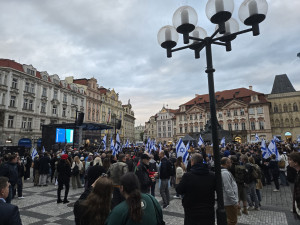 Stovky lidí si na Staroměstské náměstí připomínají výročí útoku Hamásu na Izrael. Na akci dohlíží policisté