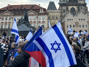 Stovky lidí si na Staroměstském náměstí připomněly výročí útoku Hamásu na Izrael. Na akci dohlíželi policisté