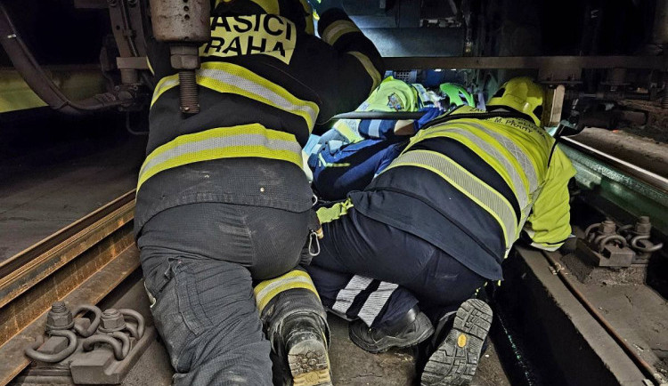 Pod metro na Smíchovském nádraží spadl muž, na místě zemřel