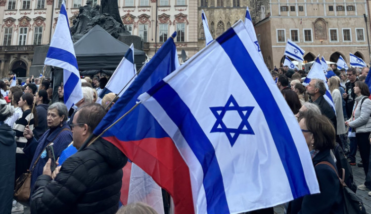 Na podporu Izraele se v Praze sešly stovky lidí, dohlíží policie