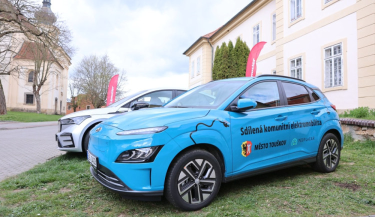 Město Touškov vsadilo na sdílenou elektromobilitu. Vozidla využívají díky nové službě úředníci i občané