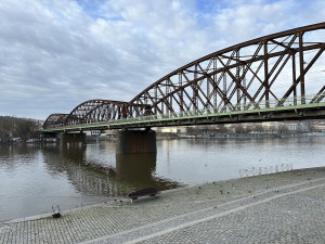 V konstrukci výtoňského mostu objevili první trhlinu. Omezit na něm dopravu ale nutné není