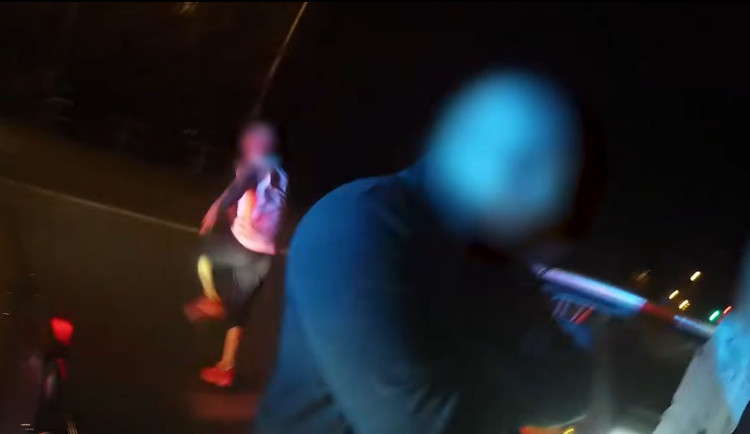 Řidič v tričku policie a bez řidičáku převážel muže, který měl zakázaný pobyt v Praze a vyhýbal se vězení