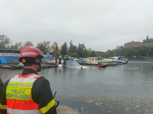 Hasiči spolu s policisty vytáhli loď potopenou v podolském přístavu