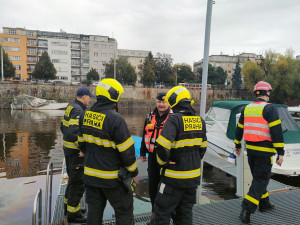 Hasiči spolu s policisty vytáhli loď potopenou v podolském přístavu