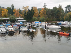 Hasiči spolu s policisty vytáhli loď potopenou v podolském přístavu