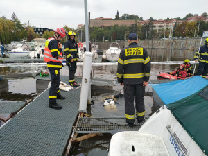 Hasiči spolu s policisty vytáhli loď potopenou v podolském přístavu