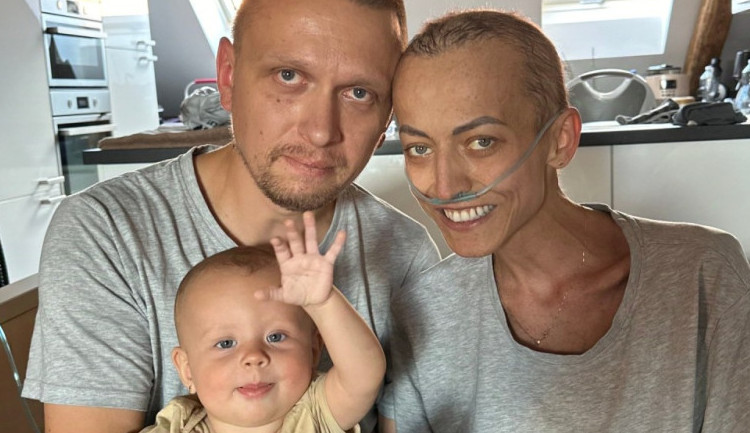 Z porodnice na chemoterapii: mladá maminka podlehla rakovině, zůstala po ní několika měsíční holčička. Přátele na ni pořádají sbírku