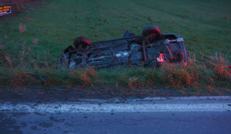 Na Šumpersku řidič přehlédl auto s tříčlennou posádkou. Vůz se převrátil na střechu, zraněné odvezla sanitka