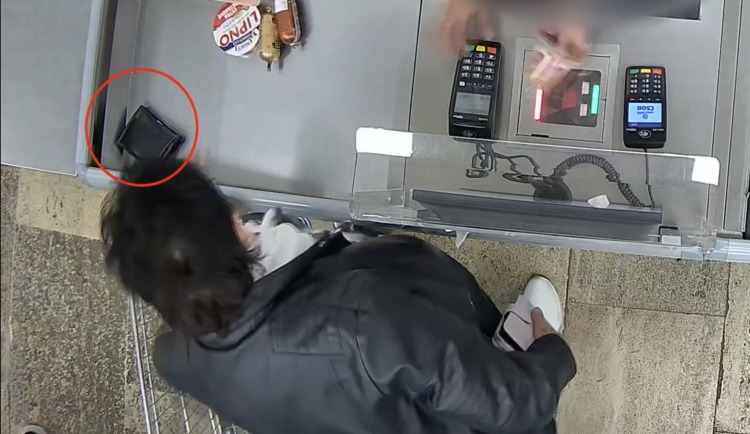 Žena peněženku schovala mezi nákup.