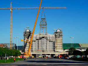 FOTOGALERIE: Hodinová věž je zpět na Průmyslovém paláci, dokončení jeho oprav se ale o rok protáhne