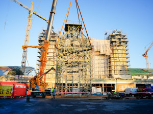 FOTOGALERIE: Hodinová věž je zpět na Průmyslovém paláci, dokončení jeho oprav se ale o rok protáhne