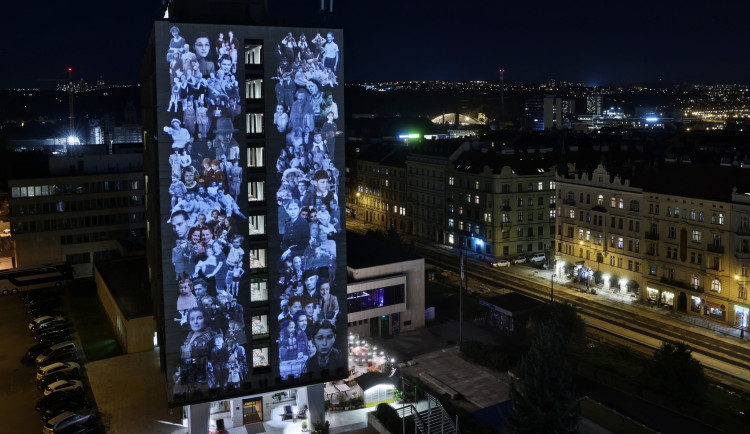 V Holešovicích dnes připomenou oběti holokaustu, jejich fotky promítnou na fasádu hotelu