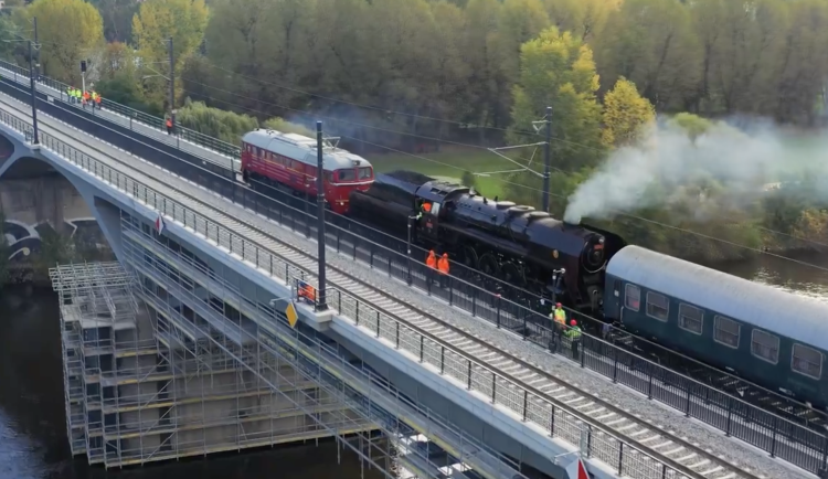 VIDEO: Branický most prošel zátěžovým testem, prověřily ho těžké historické lokomotivy