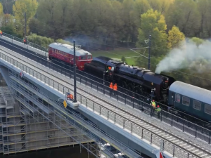 VIDEO: Branický most prošel zátěžovým testem, prověřily ho těžké historické lokomotivy