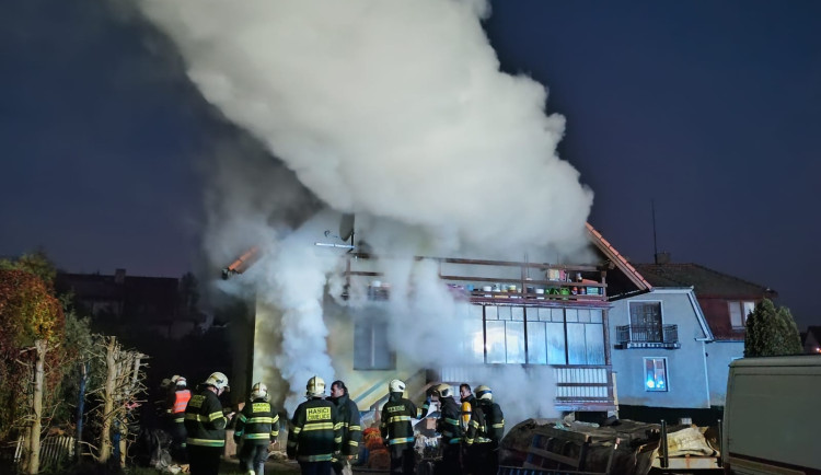 Hasiči zasahovali u požáru rodinného domu v Čimelicích na Písecku