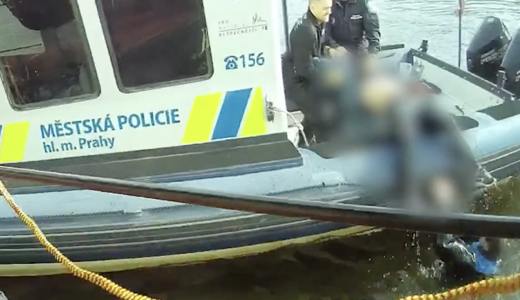 Ženu z Vltavy vytáhli na loď.