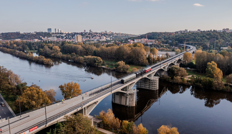 Přes opravený Branický most začnou jezdit vlaky po dvou kolejích, kromě nákladních ho využijí i ty osobní