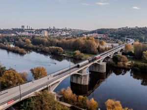 Přes opravený Branický most začnou jezdit vlaky po dvou kolejích, kromě nákladních ho využijí i ty osobní