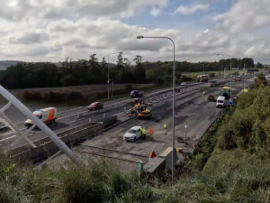 VIDEO: Silničáři potřebovali na opravu 130 metrů vozovky Pražského okruhu jen lehce přes dva dny, pracovali nepřetržitě