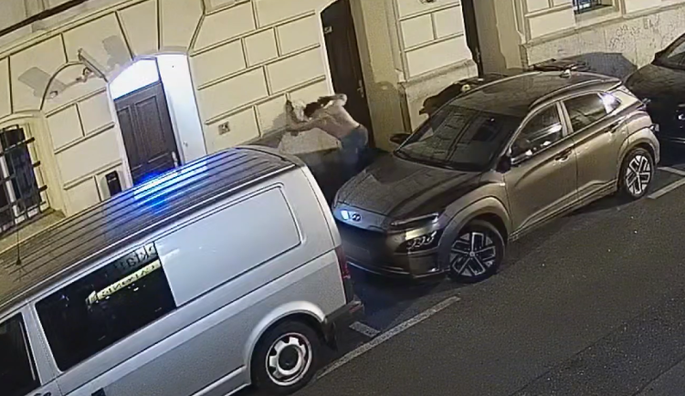 VIDEO: Polonahý vandal si vybíjel zlost na zaparkovaných vozidlech, nyní ho hledá policie