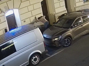 VIDEO: Polonahý vandal si vybíjel zlost na zaparkovaných vozidlech, nyní ho hledá policie