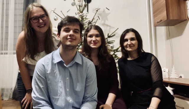 Nehoda a zákeřná nemoc. Tři mladí sourozenci přišli o rodiče, blízcí řeší možnosti pomoci