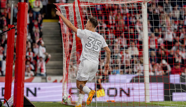 Fotbalová Slavie porazila v pražském derby Duklu. Třemi góly si sešívaní upevnili vedení tabulky