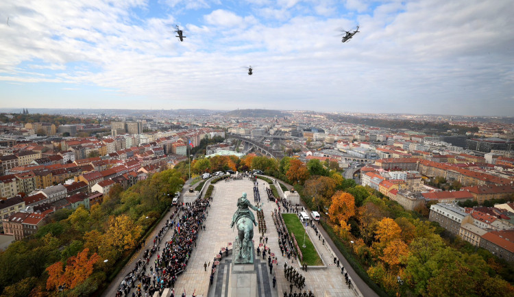 Nad Vítkovem proletěly armádní letouny, představitelé státu tam připomněli výročí založení státu