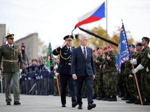 Výročí vzniku státu připomněla pieta na Vítkově, přelétly armádní letouny