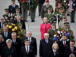 Výročí vzniku státu připomněla pieta na Vítkově, přelétly armádní letouny