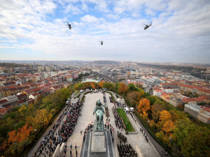 Nad Vítkovem proletěly armádní letouny, představitelé státu tam připomněli výročí založení státu