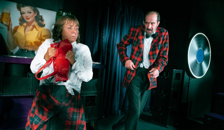 Bára Hrzánová a Jaromír Dulava v představení Dvojka